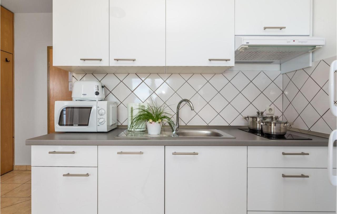 Apartment In With Kitchen *